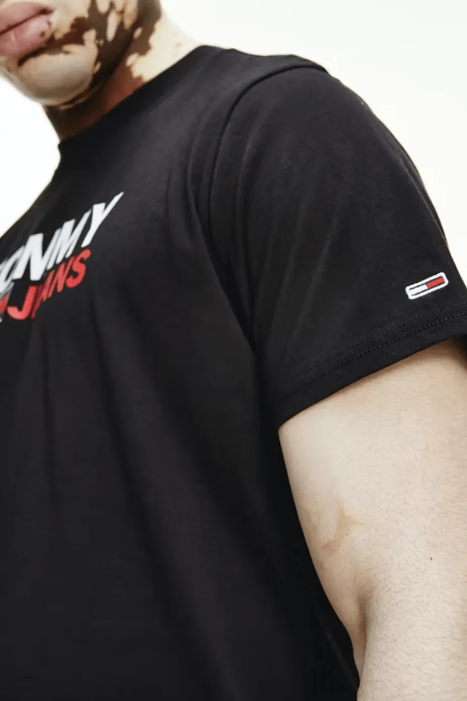 TOMMY JEANS FLAG LOGO TEE - BLACK