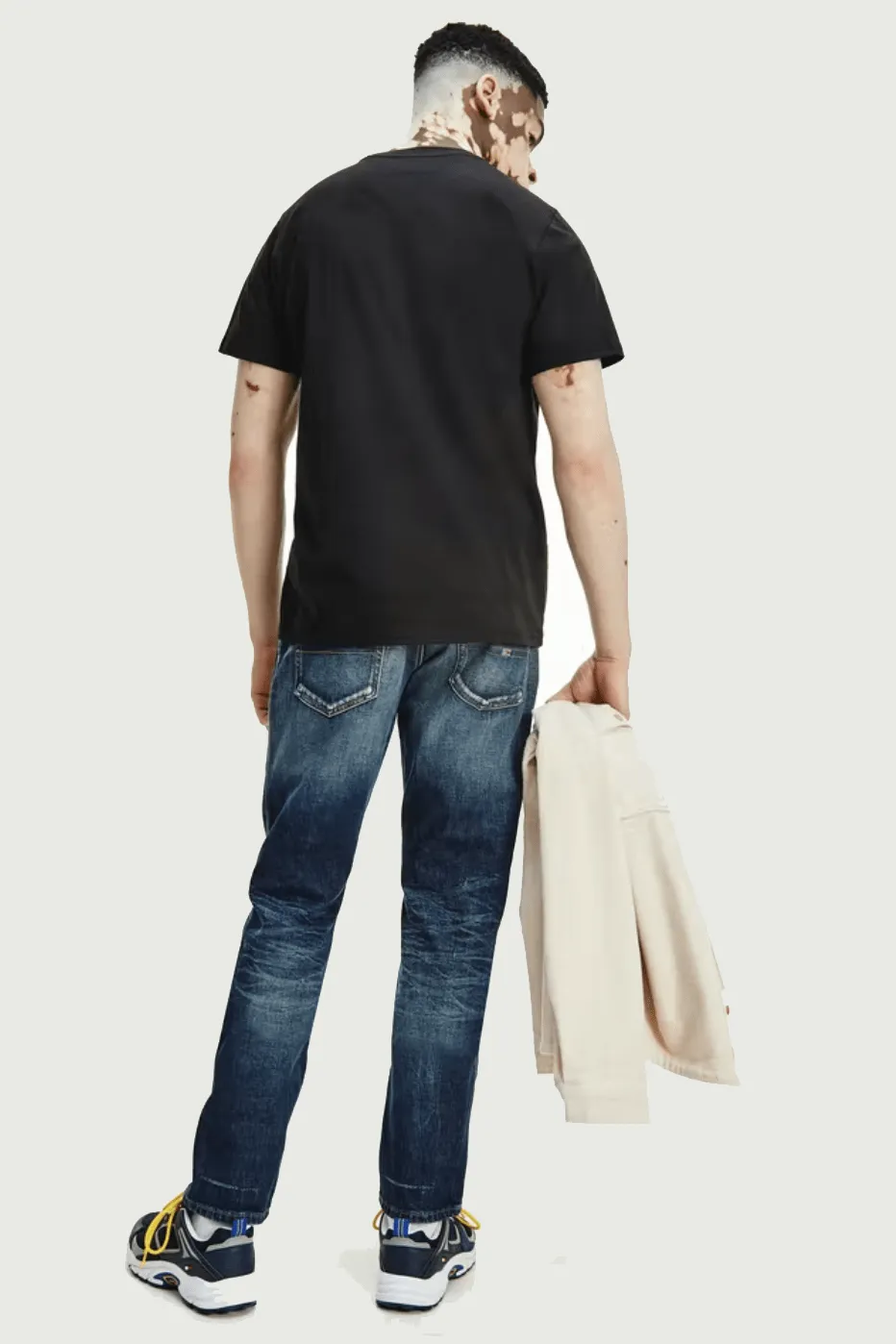 TOMMY JEANS FLAG LOGO TEE - BLACK